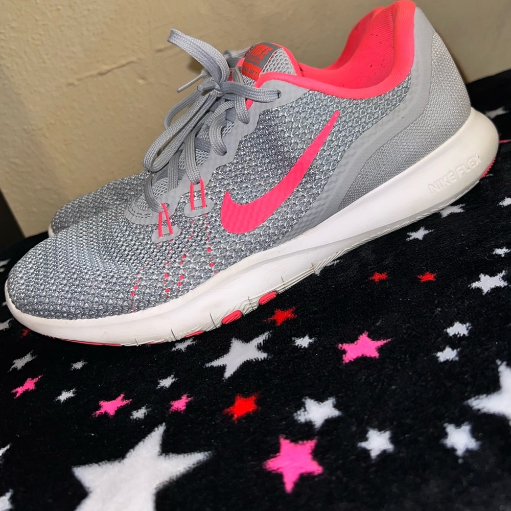 NIKE